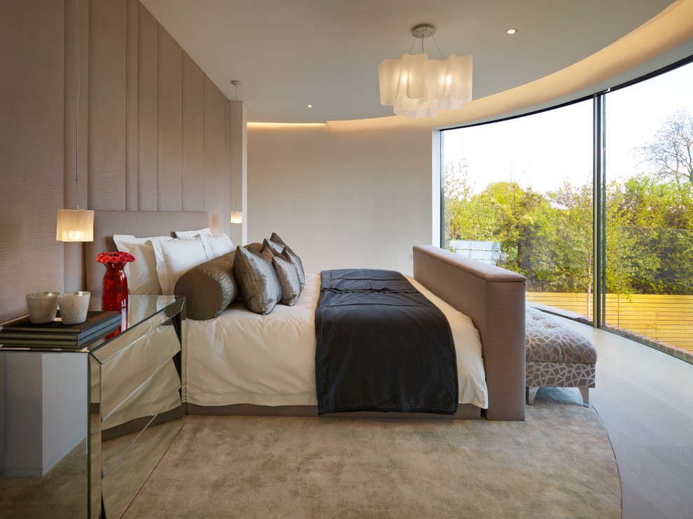 Photo of a contemporary master bedroom in Los Angeles with white walls.