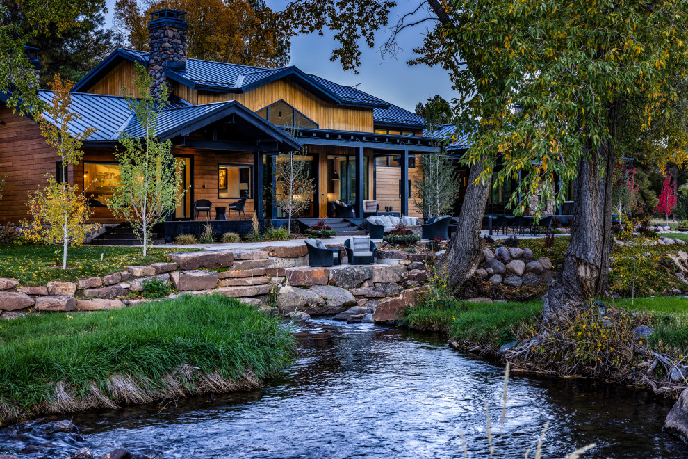 Mountain style home design photo in Albuquerque