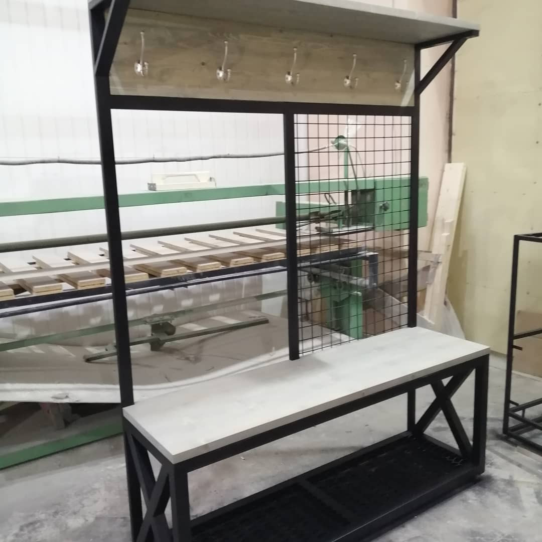 Прихожая из массива сосны