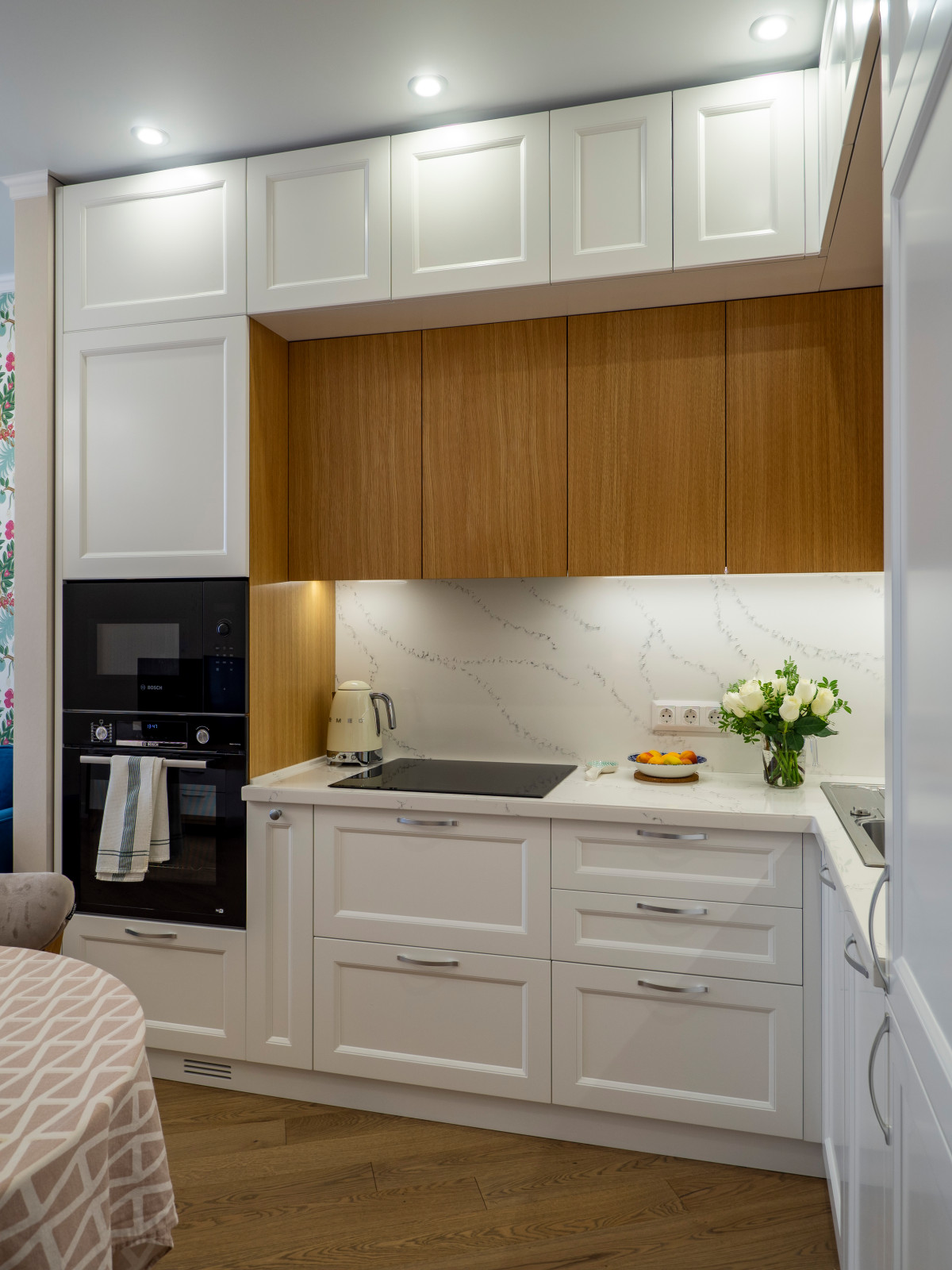 Уютная белая неоклассическая кухня с элементами под дерево