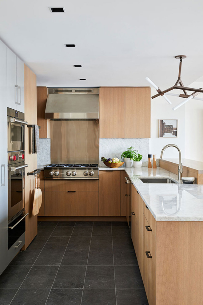 Exempel på ett stort modernt grå grått kök, med en undermonterad diskho, släta luckor, skåp i ljust trä, bänkskiva i kvartsit, grått stänkskydd, stänkskydd i sten, rostfria vitvaror, klinkergolv i porslin, en halv köksö och svart golv