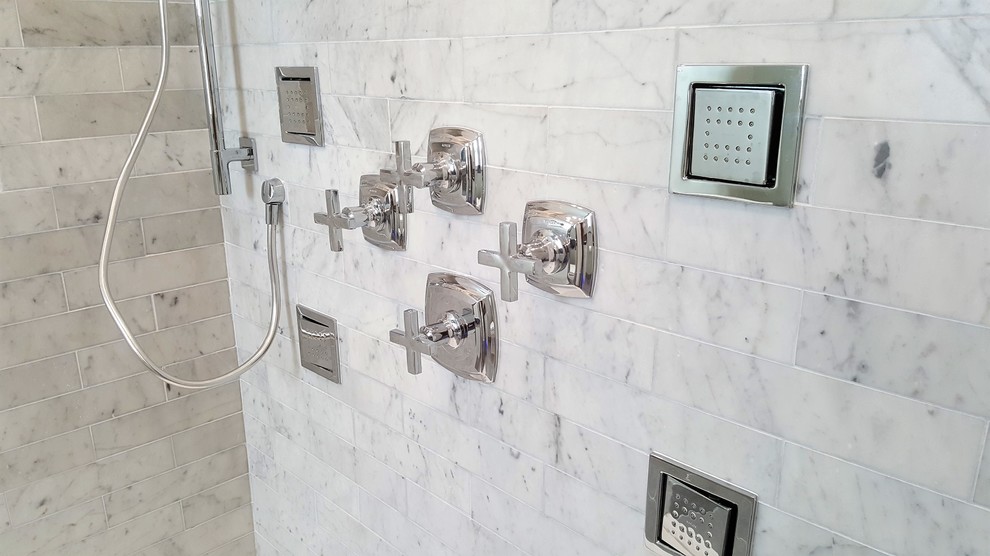 Home design - mid-sized transitional master gray tile and marble tile porcelain tile home design idea in Miami with shaker cabinets, white cabinets, a two-piece toilet, green walls, an undermount sink and quartz countertops