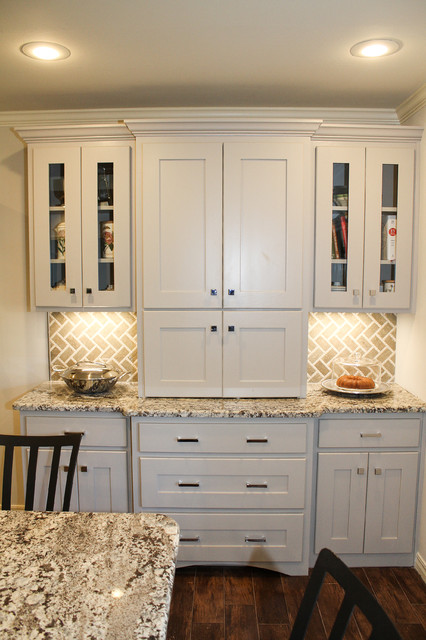 Light Gray Kitchen klassisch-modern-kueche