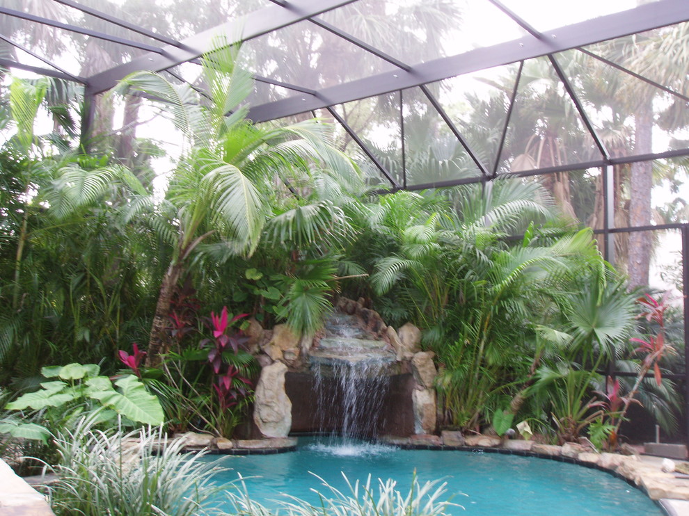 Вольер с навесом из поикарбоната для бассейна и патио