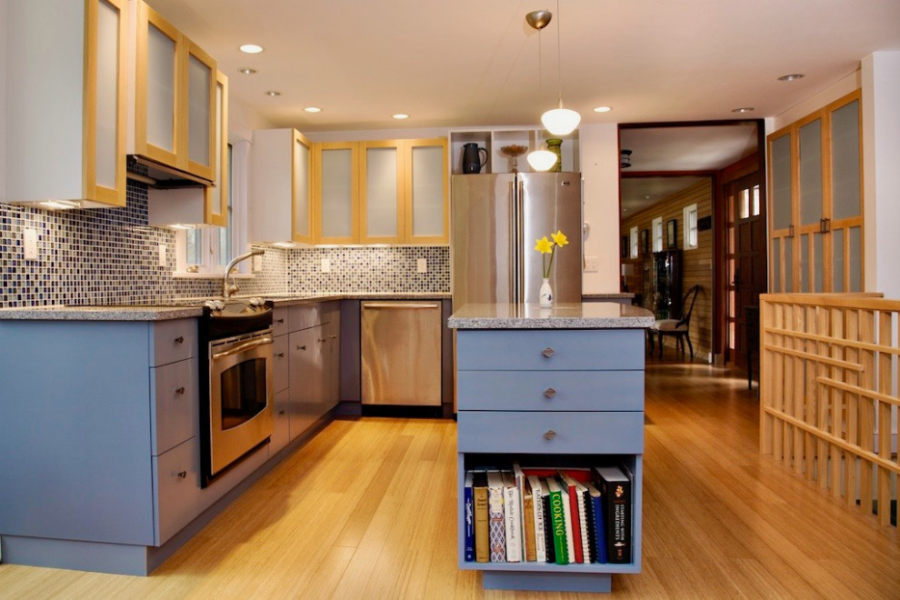 ボストンにある小さなエクレクティックスタイルのおしゃれなキッチン (青いキャビネット、マルチカラーのキッチンパネル、ガラスタイルのキッチンパネル、シルバーの調理設備、淡色無垢フローリング、マルチカラーのキッチンカウンター) の写真