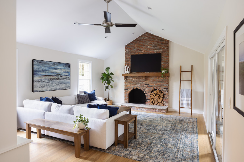 Example of a transitional home design design in Boston