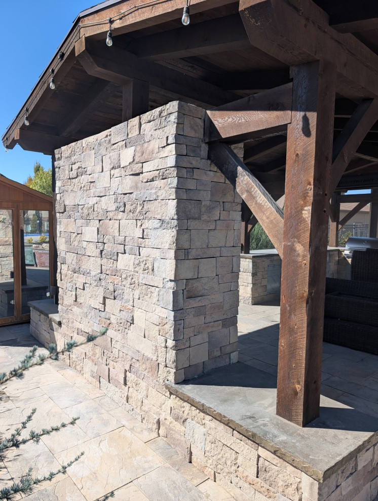 Outdoor kitchen and shed: Stucco and stone finish