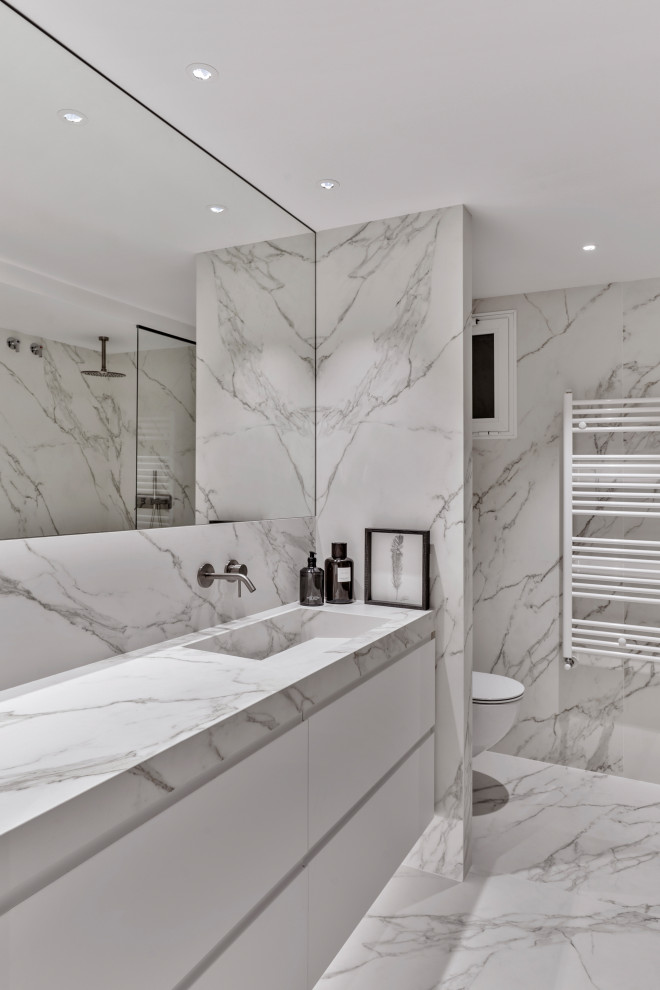 Photo of a large contemporary master bathroom in Valencia.