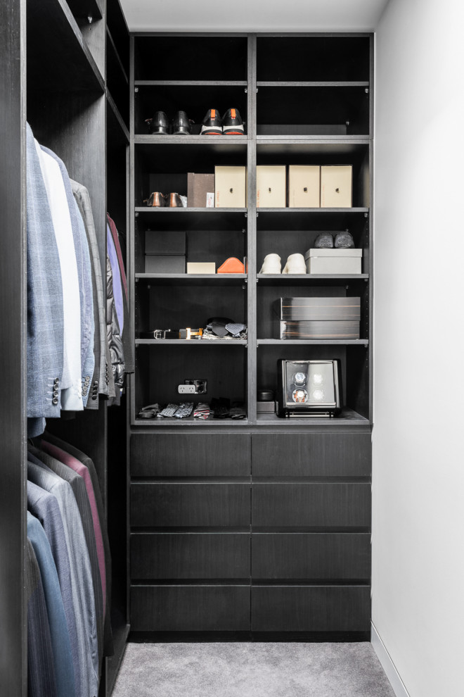 Diseño de armario vestidor de hombre minimalista pequeño con puertas de armario negras, moqueta y suelo gris