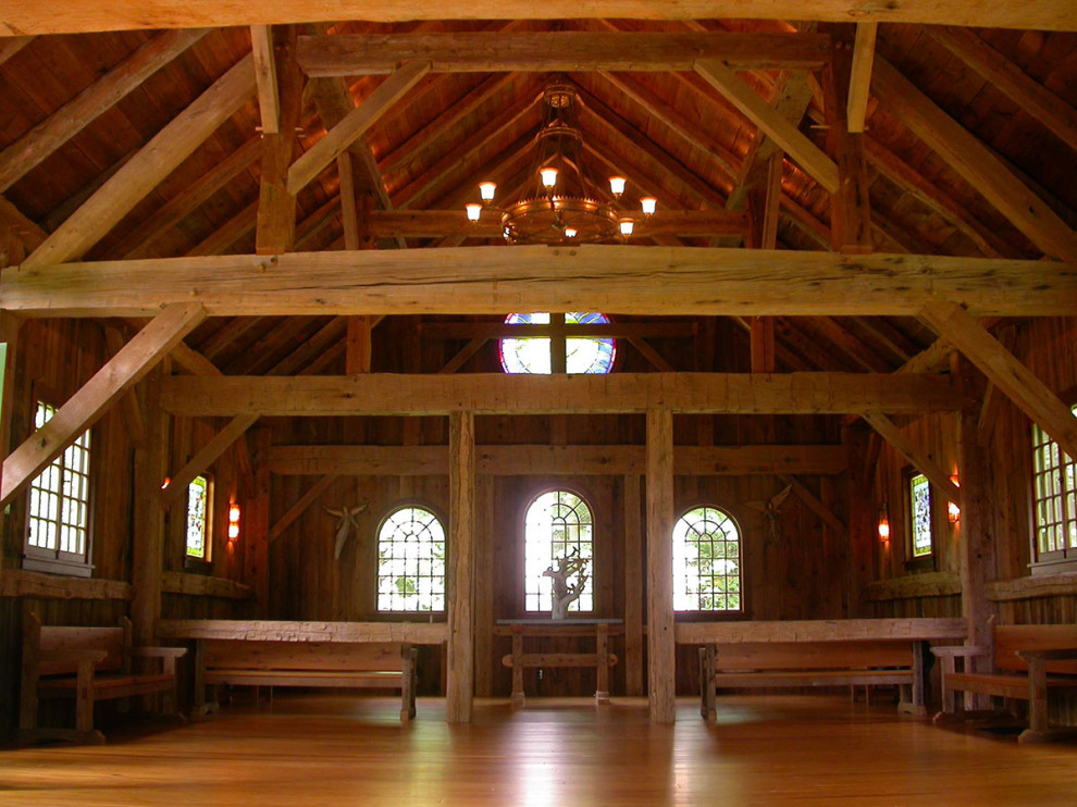 Home design - mid-sized rustic home design idea