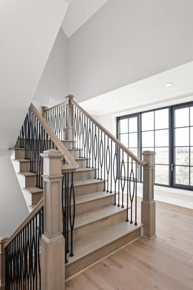 Свежая идея для дизайна: большая п-образная деревянная лестница в стиле модернизм с деревянными ступенями и деревянными перилами - отличное фото интерьера