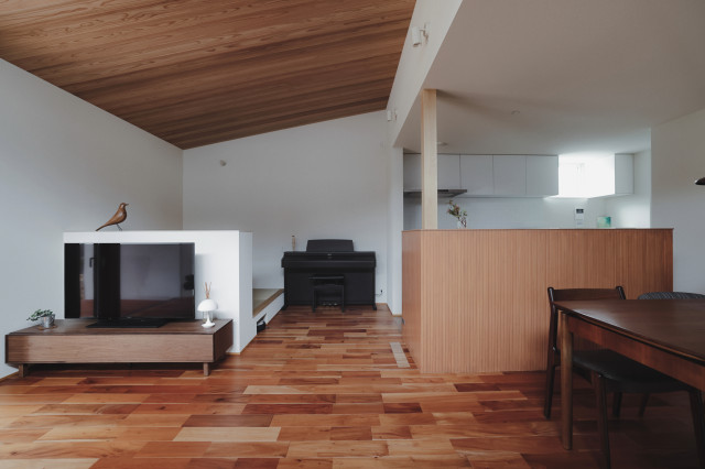 岡本町の家 japanisch-modern-wohnbereich