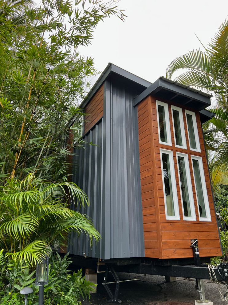 Ispirazione per la facciata di una casa piccola grigia contemporanea a due piani con rivestimento in metallo, copertura in metallo o lamiera e tetto grigio
