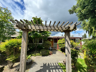Dramatic Midcentury Kitchen Makeover Brings Warmth and Flow (14 photos)