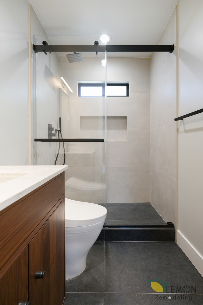 Idéer för ett modernt vit badrum, med bruna skåp, en vägghängd toalettstol, beige kakel, cementkakel, beige väggar, cementgolv, ett undermonterad handfat, bänkskiva i kvartsit, grått golv och dusch med skjutdörr