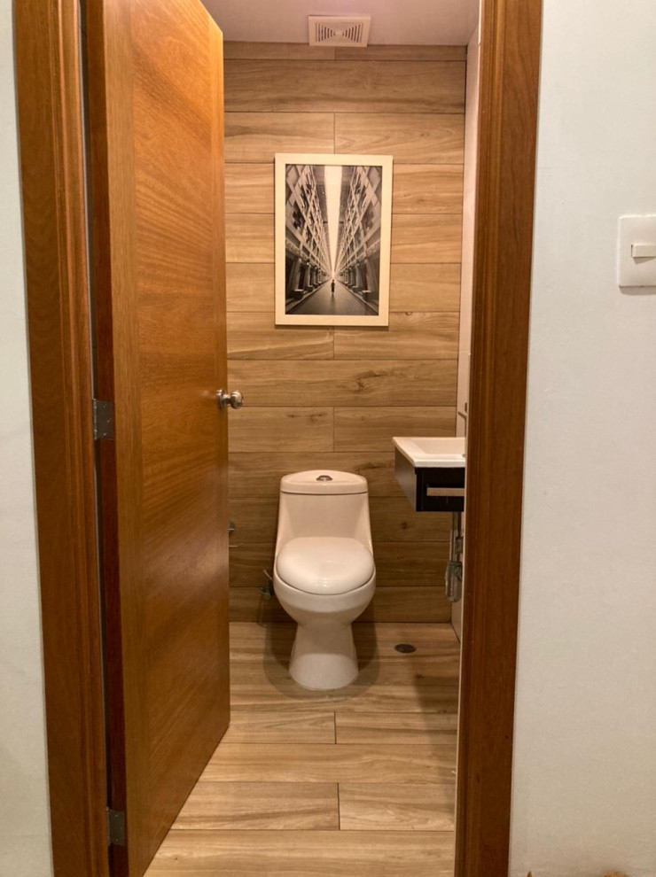 Inspiration för små klassiska beige toaletter, med släta luckor, skåp i ljust trä, en toalettstol med hel cisternkåpa, vita väggar, ett väggmonterat handfat och kaklad bänkskiva