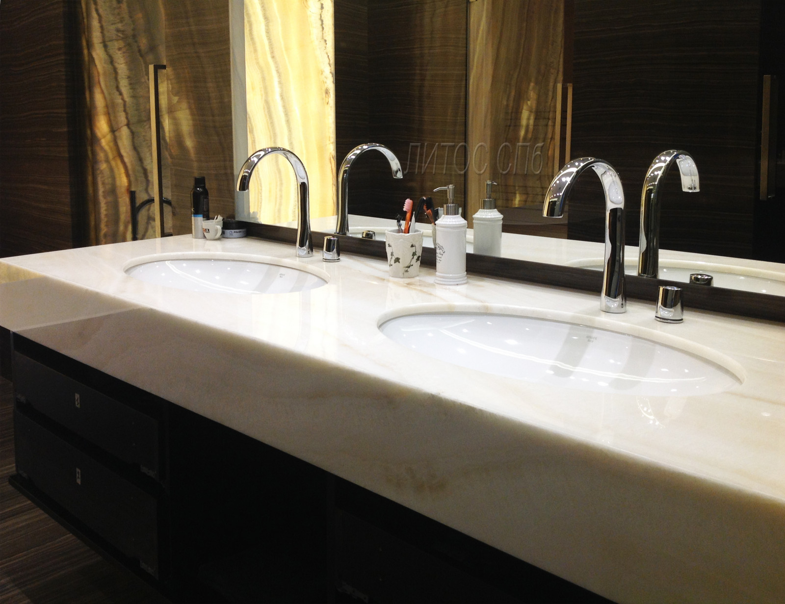 Ванная комната с применением натурального мрамора Eramosa и оникса Ivory