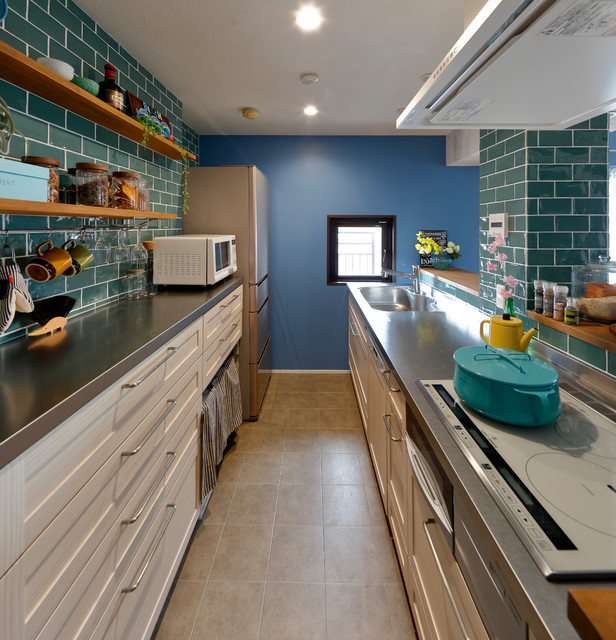 夢が叶った！海辺を想うブルーカラーに囲まれて（マンション／apartment） coastal-kitchen