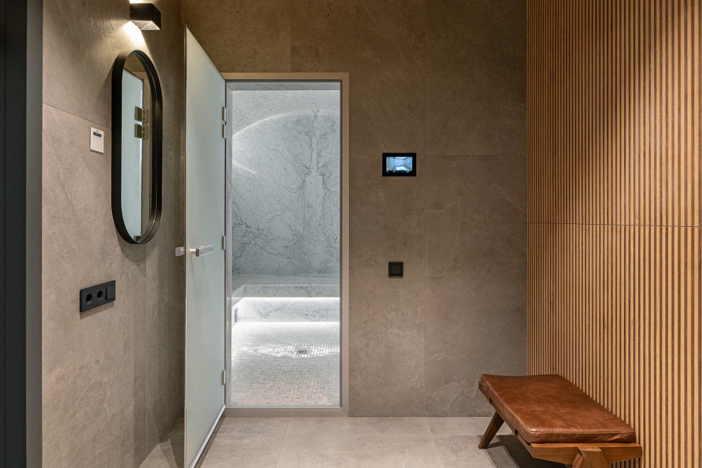Ispirazione per una grande stanza da bagno design con piastrelle grigie, piastrelle a mosaico, pareti grigie, pavimento con piastrelle a mosaico, pavimento grigio e soffitto a volta