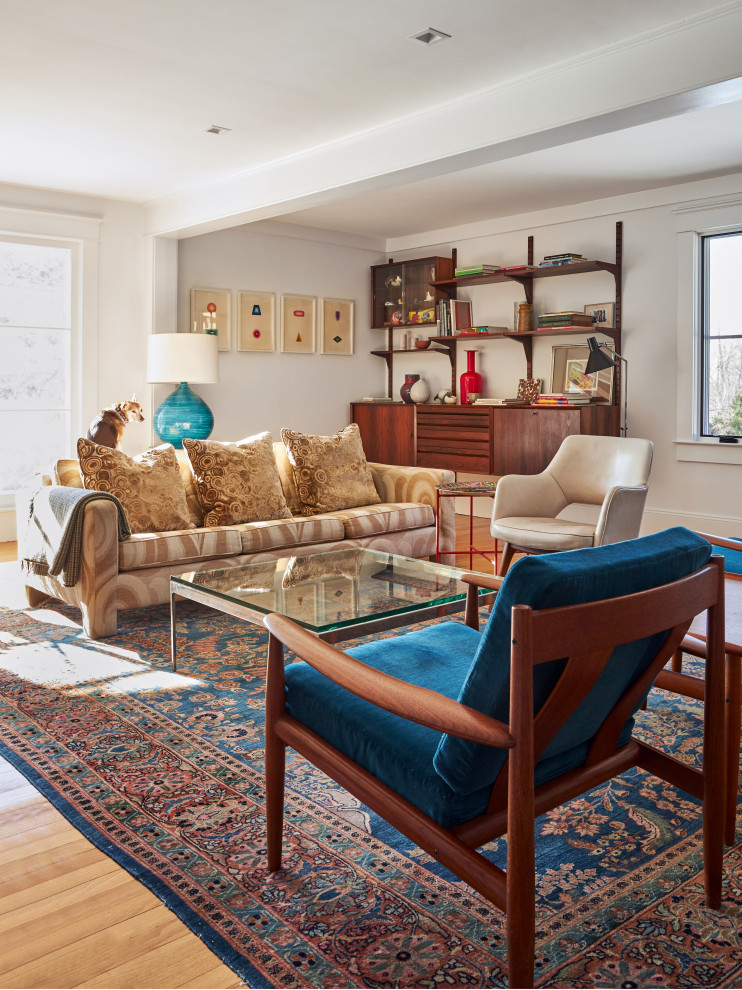 Mittelgroßes, Offenes Wohnzimmer mit weißer Wandfarbe, Teppichboden, buntem Boden und Tapetenwänden in New York