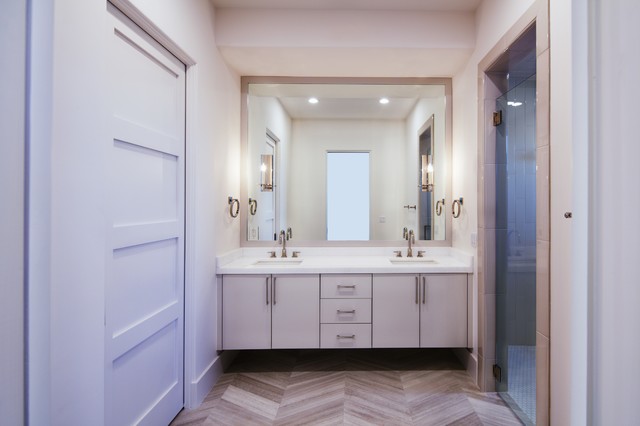 Spanish Oaks Custom Home modern-badezimmer