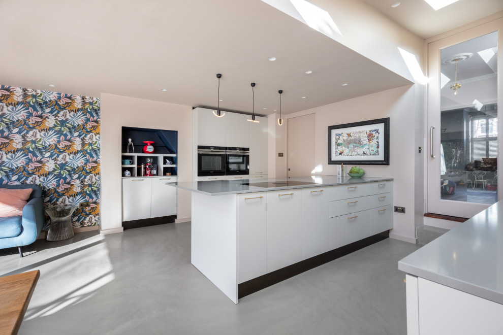 ロンドンにある高級な中くらいなエクレクティックスタイルのおしゃれなキッチン (アンダーカウンターシンク、フラットパネル扉のキャビネット、グレーのキャビネット、珪岩カウンター、黒い調理設備、コンクリートの床、グレーの床、グレーのキッチンカウンター) の写真