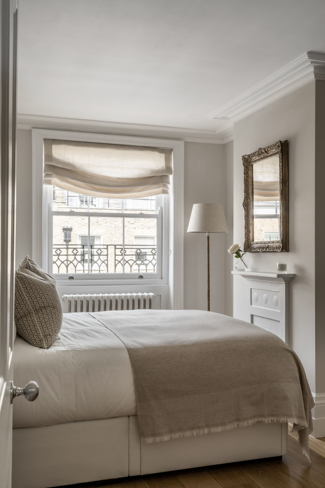 На фото: большая гостевая, серо-белая спальня (комната для гостей) в стиле неоклассика (современная классика) с серыми стенами, светлым паркетным полом и бежевым полом