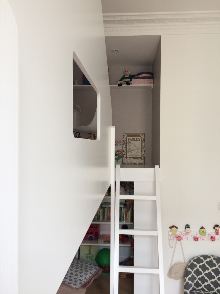 Photo of a mid-sized contemporary kids' bedroom for kids 4-10 years old and girls in Paris with grey walls, light hardwood floors and beige floor.