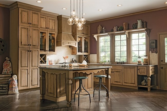 Exempel på ett mellanstort klassiskt kök, med en undermonterad diskho, luckor med upphöjd panel, skåp i mellenmörkt trä, granitbänkskiva, beige stänkskydd, stänkskydd i keramik, färgglada vitvaror, klinkergolv i keramik och en köksö
