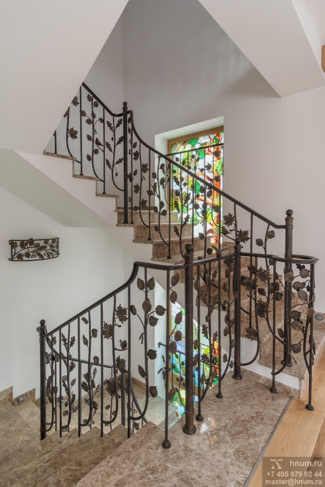 Фотосъёмка кованой лестницы и витражей в загородном доме