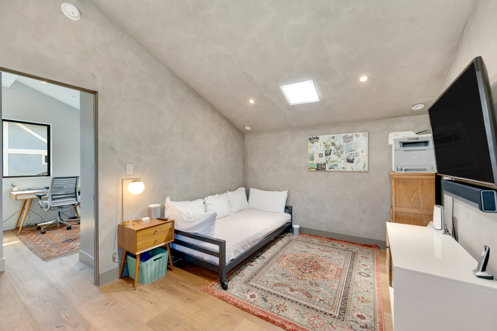 Exemple d'une chambre d'enfant moderne de taille moyenne avec un mur gris, un sol en bois brun, un sol marron et un plafond voûté.