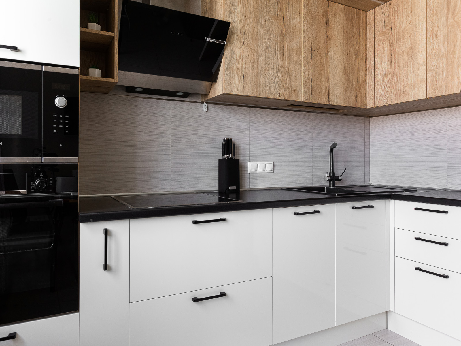 Угловая белая кухня с антресолью