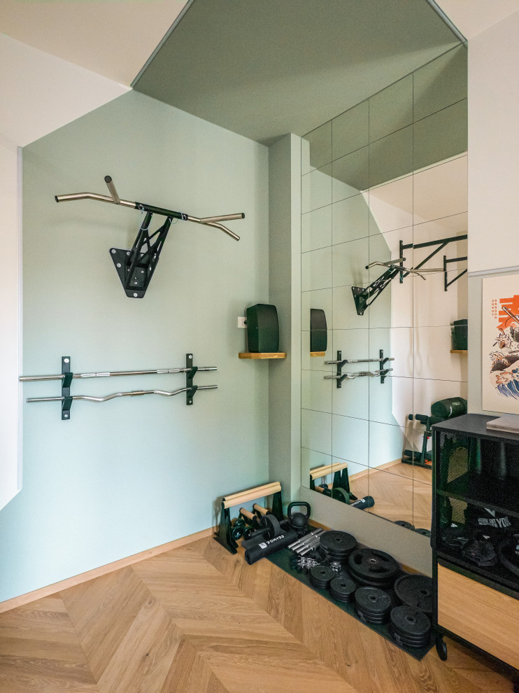Multifunktionaler, Kleiner Industrial Fitnessraum mit grüner Wandfarbe, hellem Holzboden und eingelassener Decke in Mailand