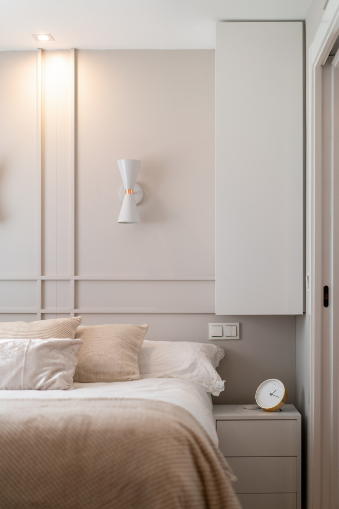 Modelo de dormitorio principal y beige y blanco actual de tamaño medio con paredes beige, suelo de baldosas de cerámica, suelo marrón y boiserie