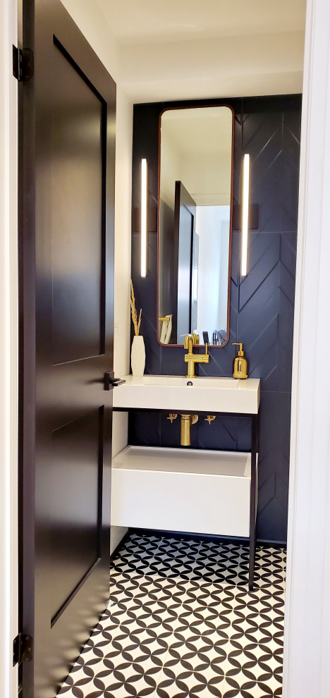 モダンスタイルのおしゃれなトイレ・洗面所 (オープンシェルフ、白いキャビネット、独立型洗面台) の写真