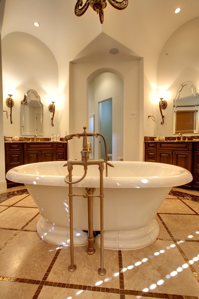 Cette image montre une salle de bain méditerranéenne.