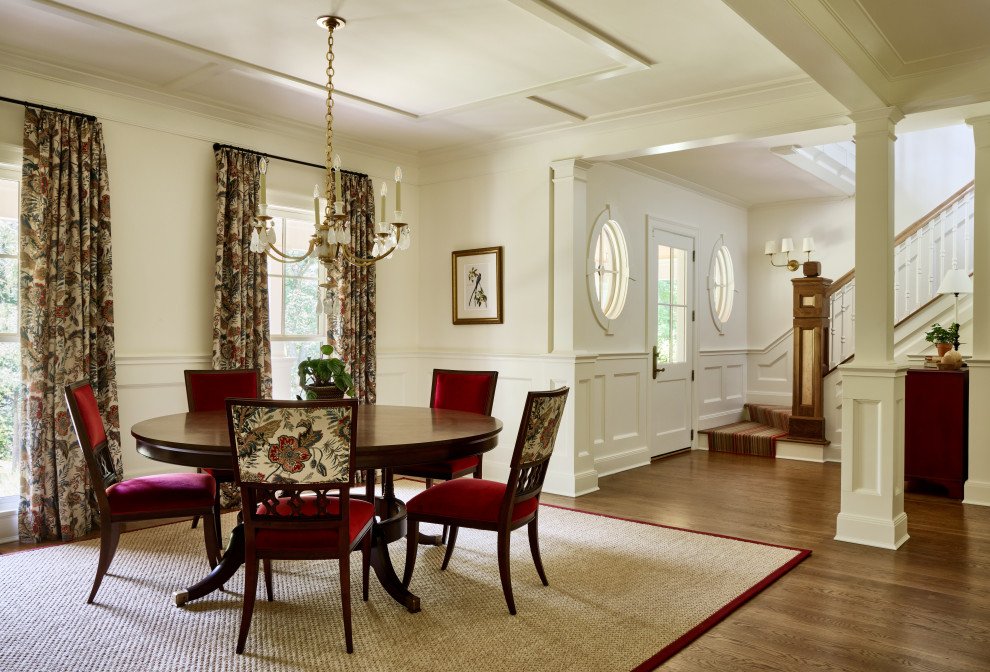 Réalisation d'une salle à manger champêtre de taille moyenne avec un mur blanc et un plafond en bois.