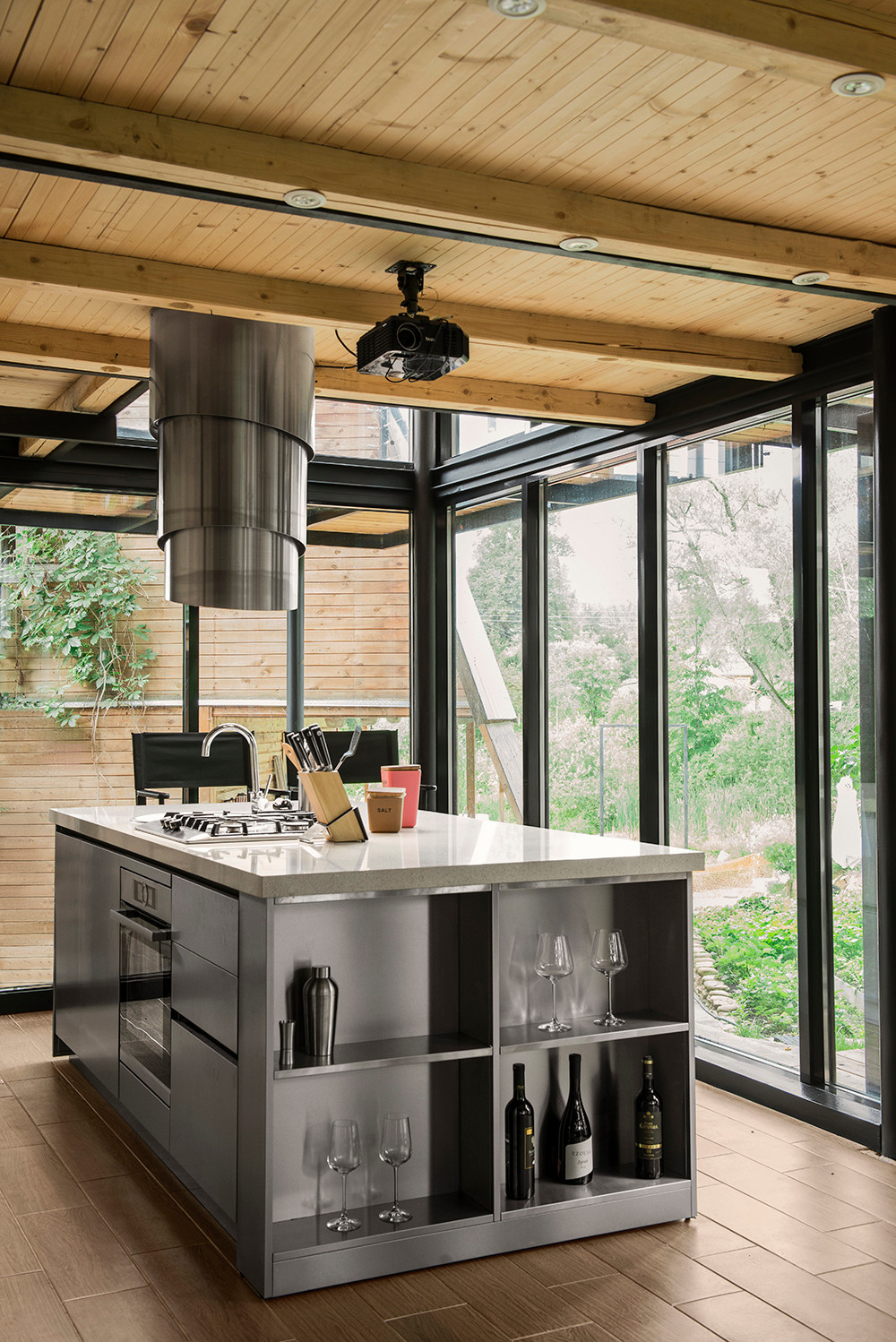 Деревянный дом + кухня из нержавеющей стали