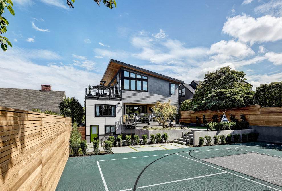 Design ideas for a contemporary backyard garden in Seattle.