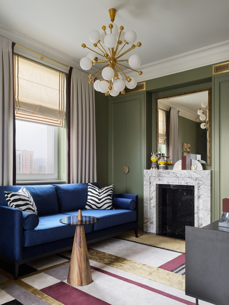 На фото: гостиная комната в стиле неоклассика (современная классика) с зелеными стенами, стандартным камином и фасадом камина из камня