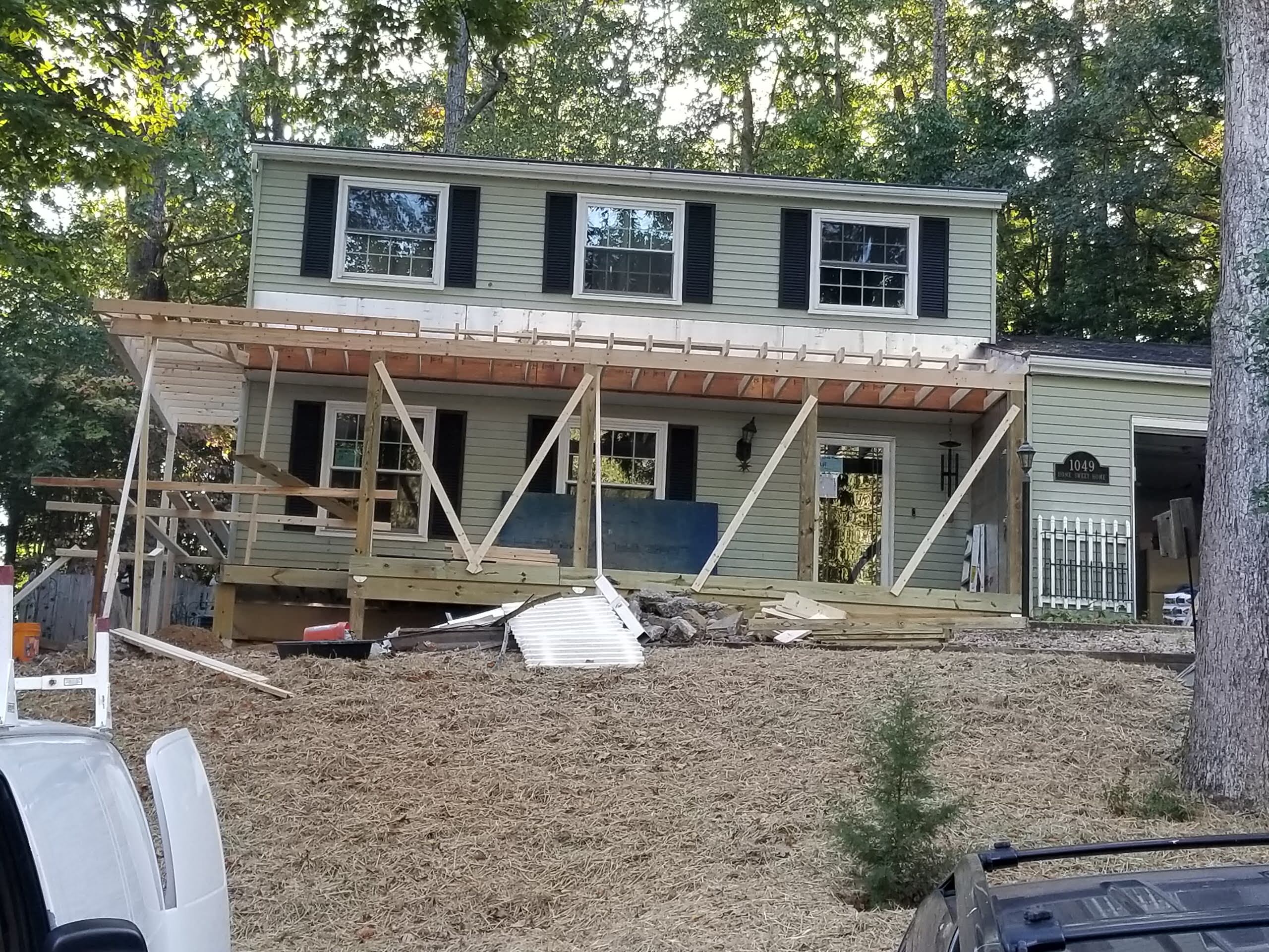 Front Porch w/ Breezeway to Basement