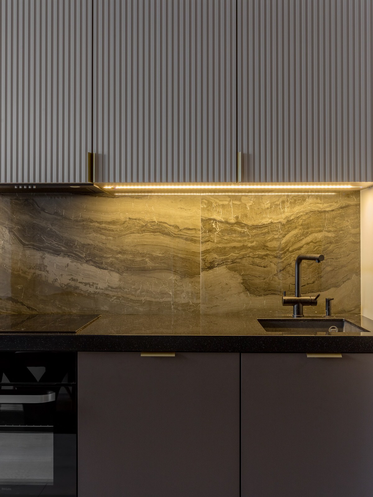 Теплая подсветка фартука