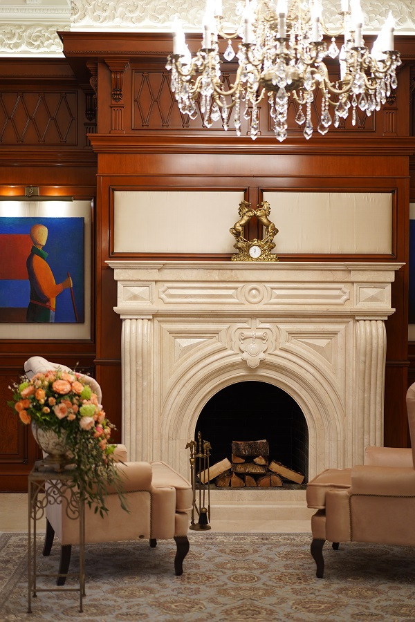 Картины в каминном зале