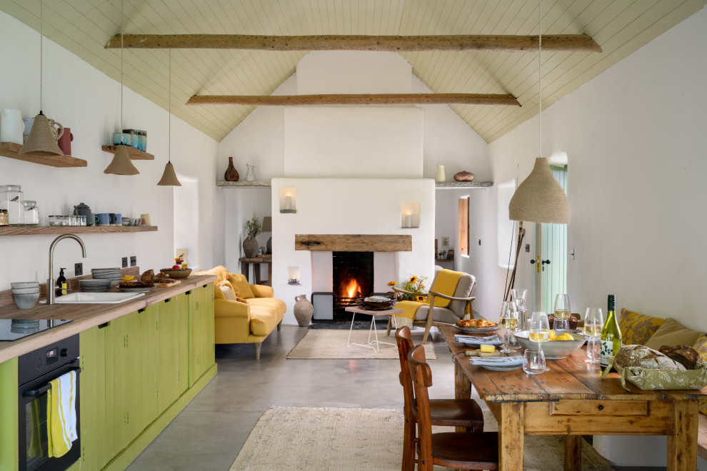 Foto di una cucina stile marinaro di medie dimensioni con pavimento in cemento, pavimento grigio e soffitto in legno