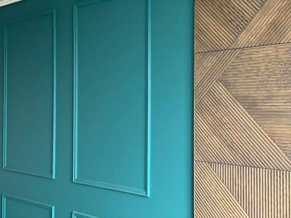 Отделка стен в гостиной.