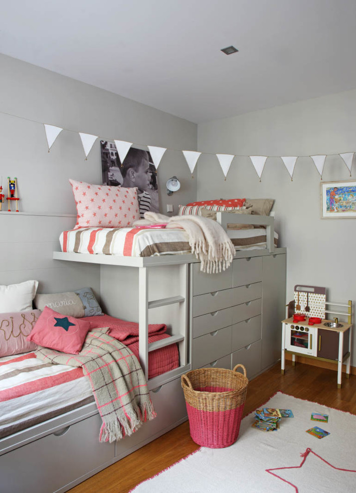 Inspiration for a mid-sized transitional kids' bedroom for kids 4-10 years old and girls in Madrid with medium hardwood floors.