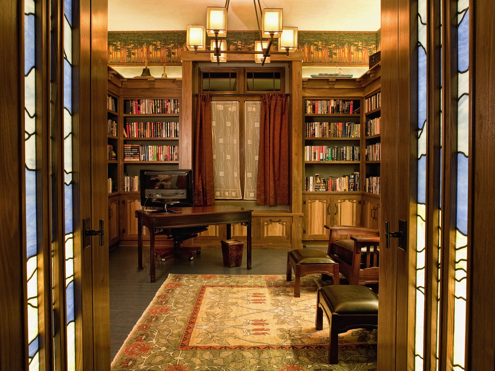 Inspiration for an arts and crafts home office in Charleston with a library.