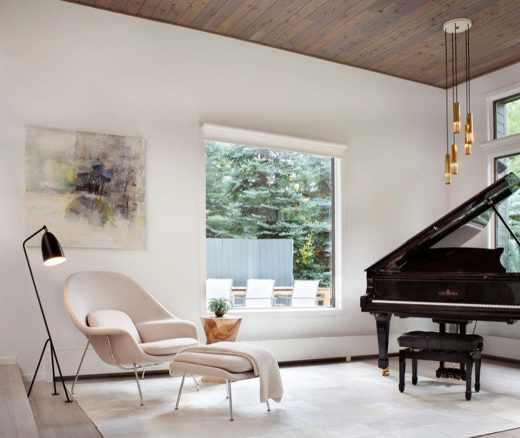 Ejemplo de sala de estar cerrada contemporánea de tamaño medio sin chimenea y televisor con paredes blancas y suelo de madera en tonos medios