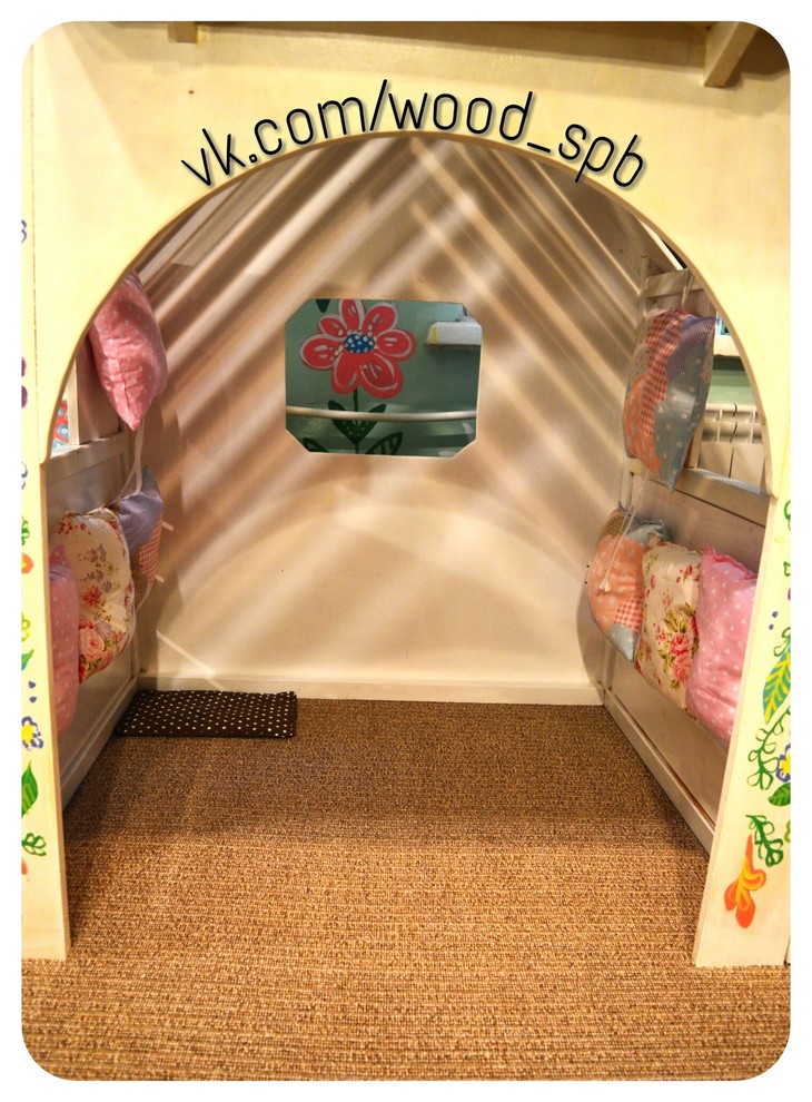 Деревянный домик для детского садика