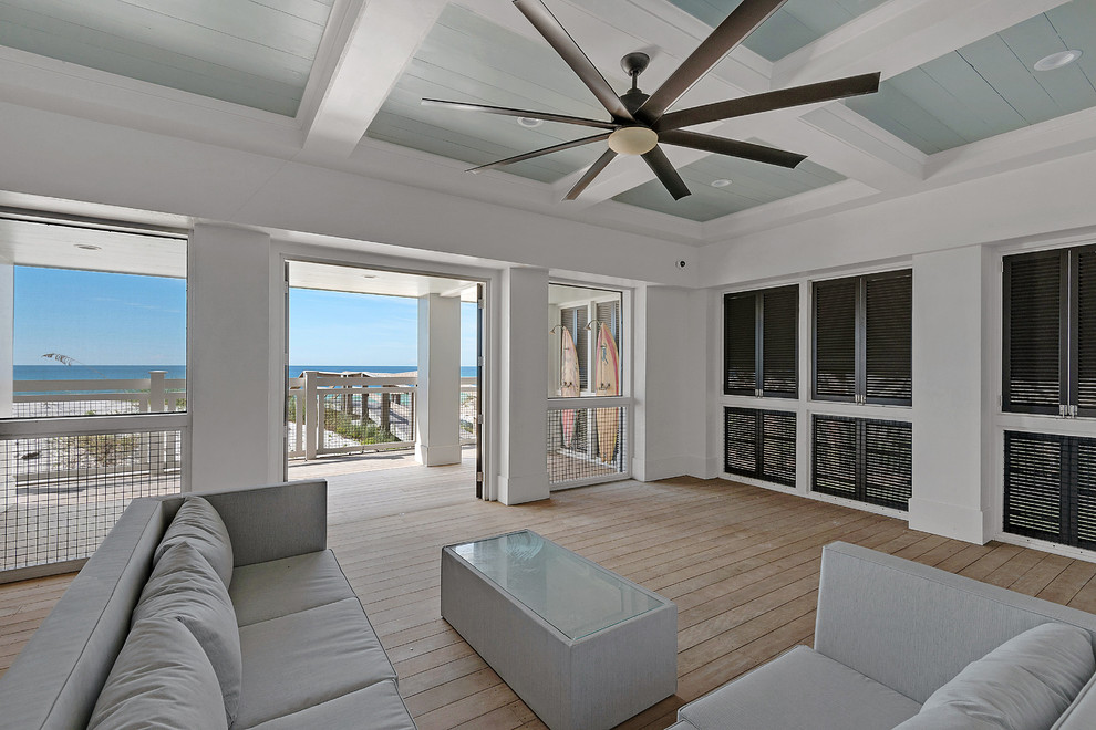 This is an example of an expansive beach style verandah in Miami.